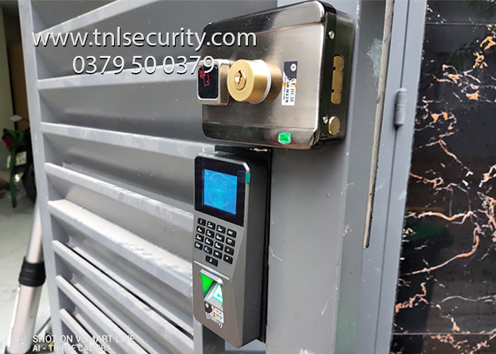 Lap-dat-khoa-van-tay-nha-tro-cho-cua-sat-4-canh-tai-quan-9